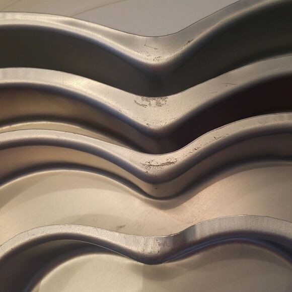 Set of 4 Wilton Heart Shaped Cake Pans With 18" Round Base Plate and Round Pan - Picture 14 of 17